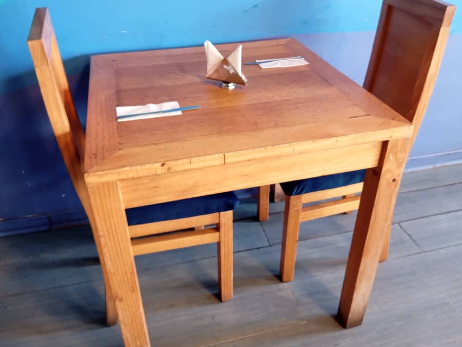 Sillas de restaurante tapizadas por Tapicería Freire en uso en un local de San Antonio