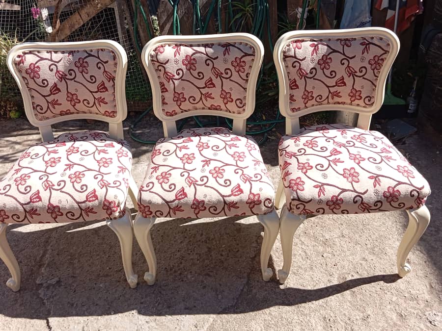 Tres sillas provenzales retapizadas con género floral y terminación en tachuelas, San Antonio